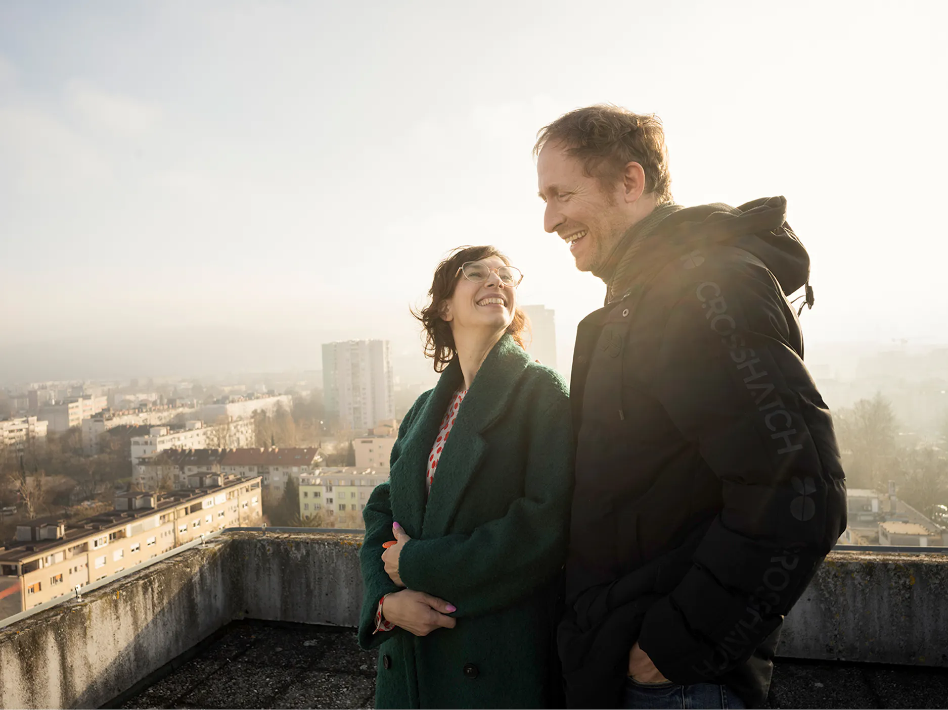 Nasmejan par na balkonu bloka